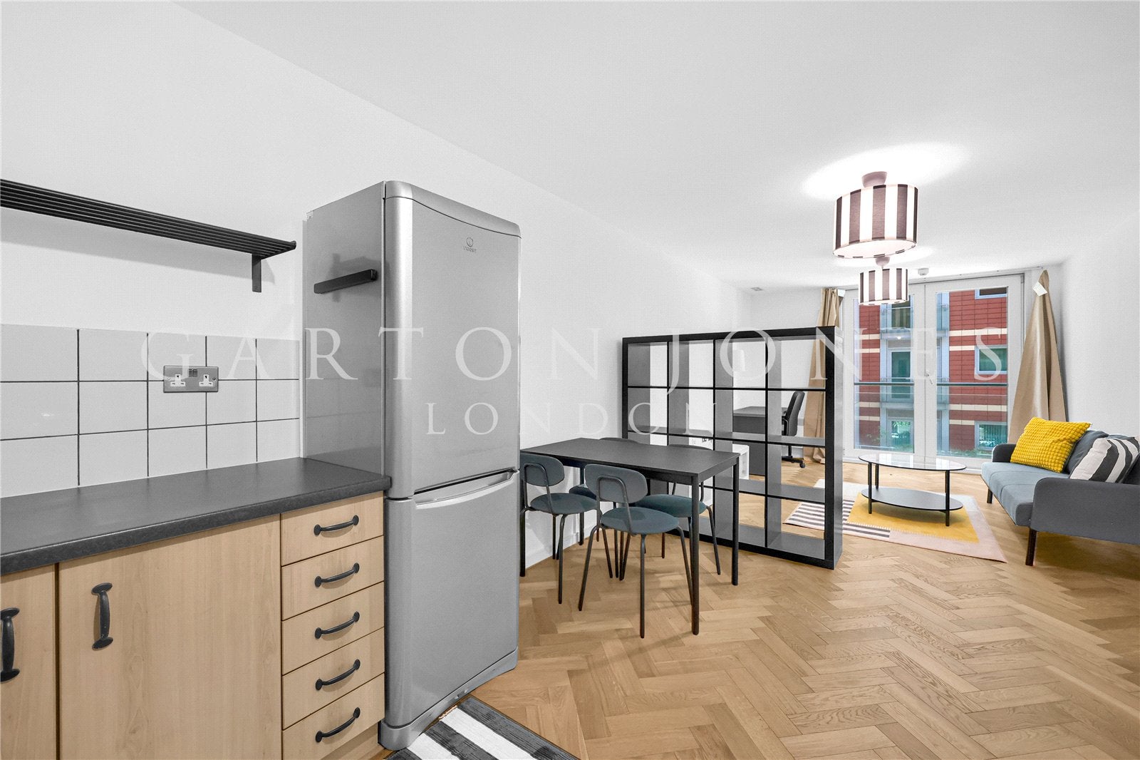 Flat Salamanca Street in Greater London