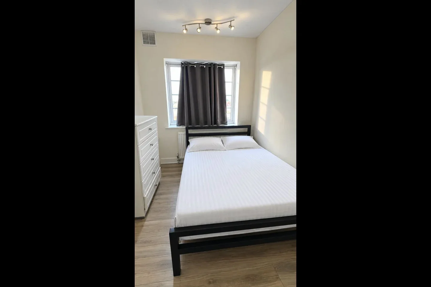 Room Hendon Way in Greater London