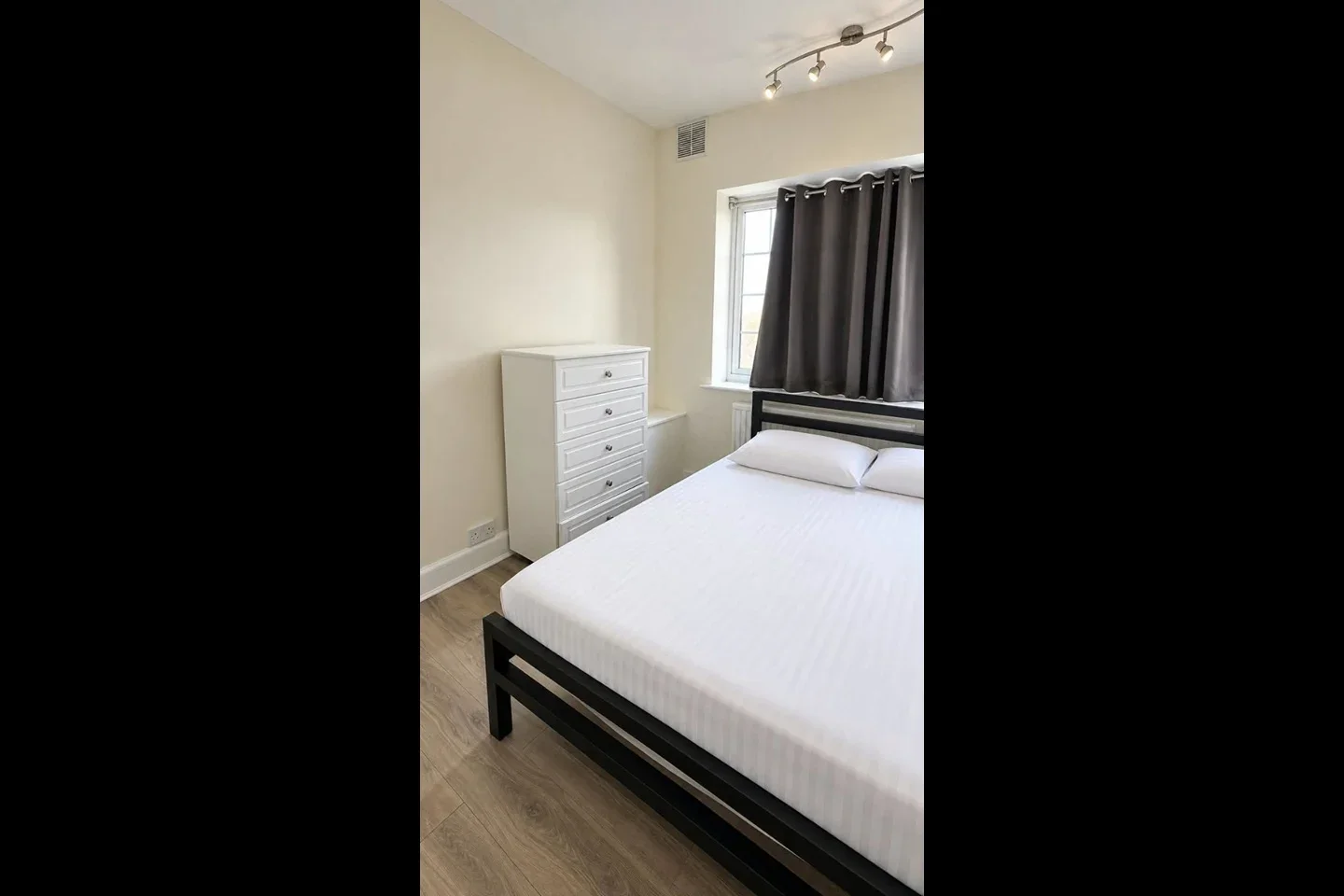 Room Hendon Way in Greater London