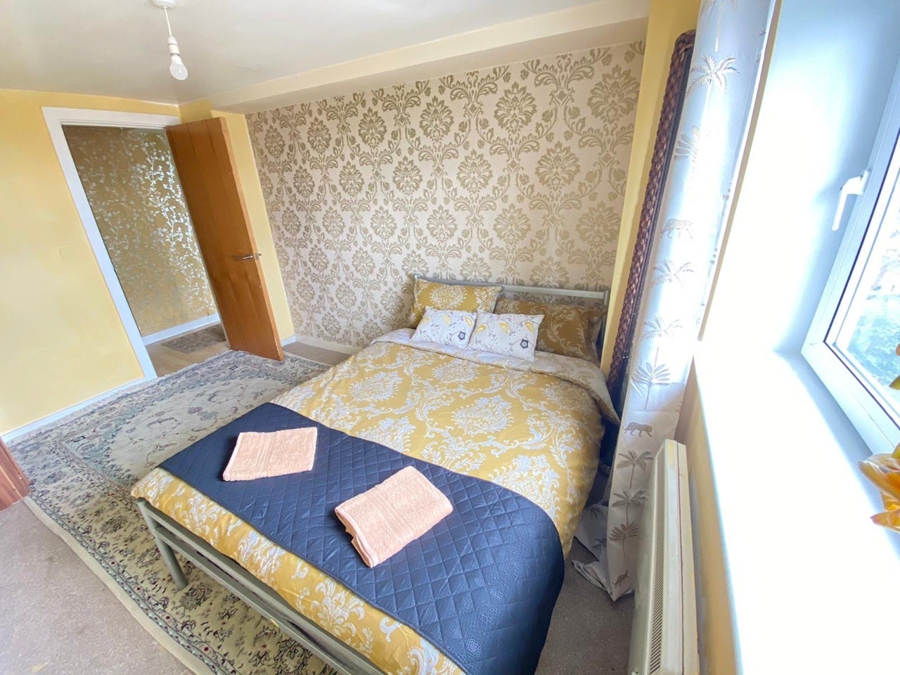 Room Riverdale Road in Manchester