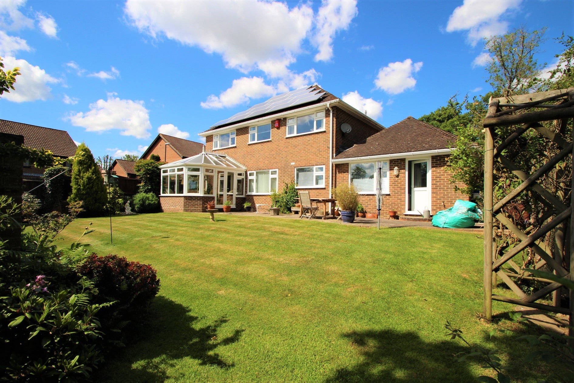 House Worth Park Avenue in Crawley