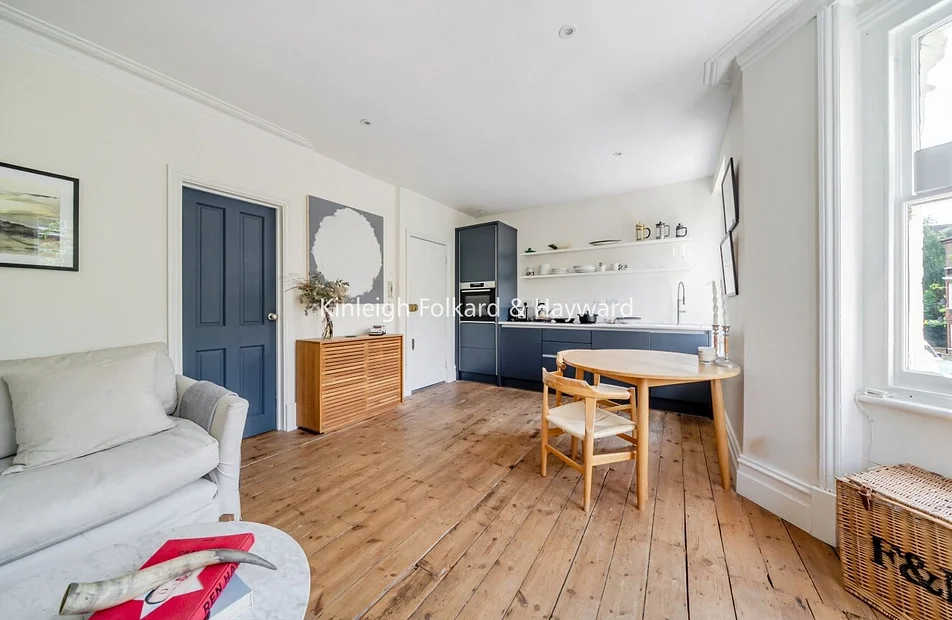 Flat Hackford Road in Greater London