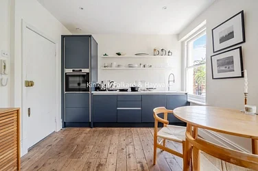Flat Hackford Road in Greater London