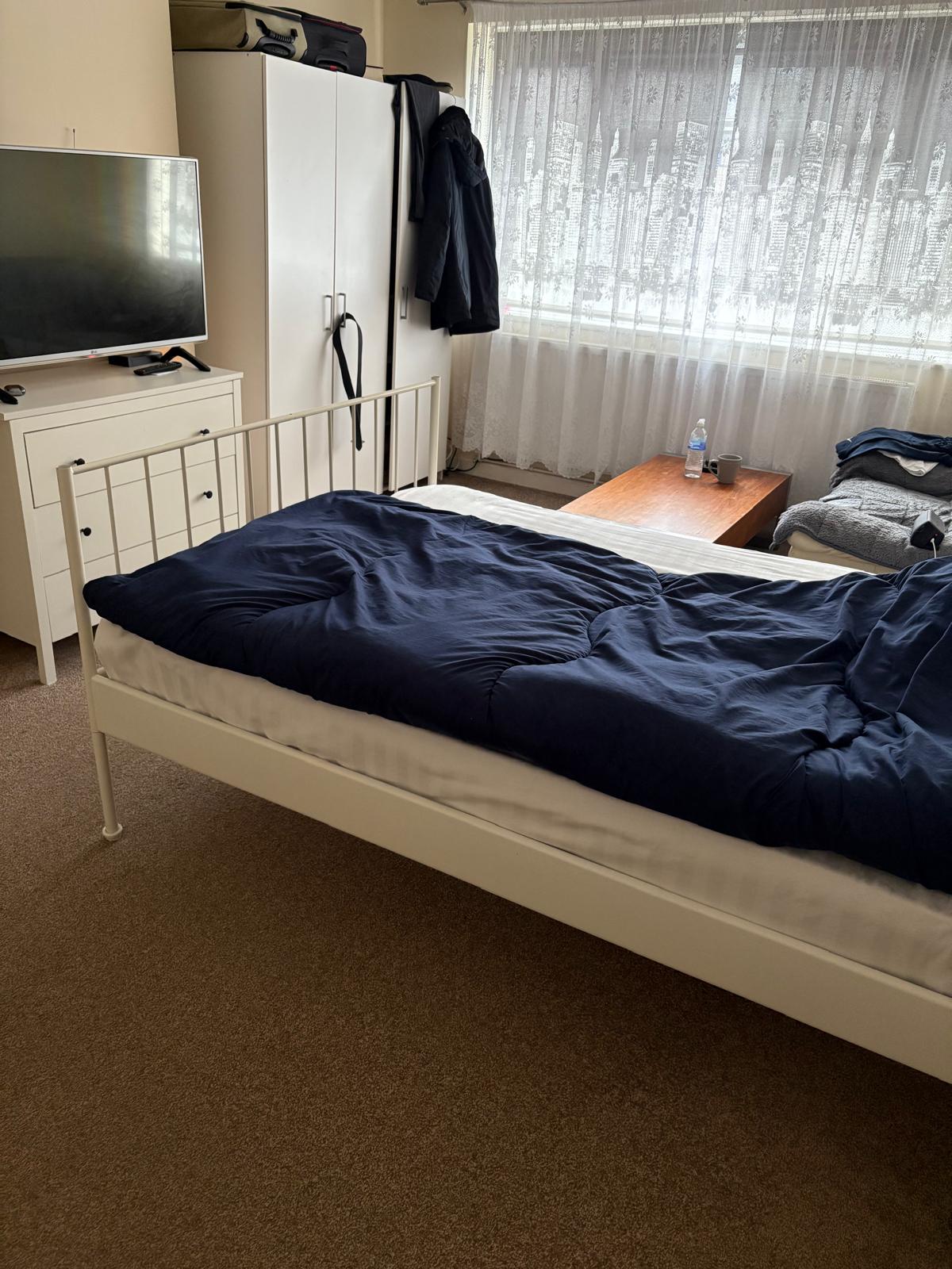 Flat Mogden Lane in Greater London