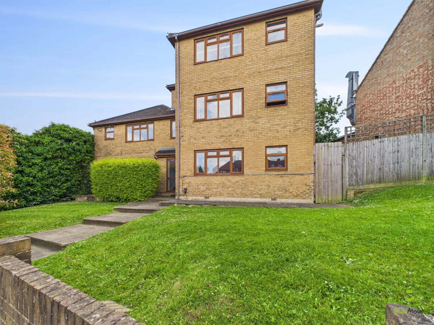 Flat Mayplace Road East in Greater London