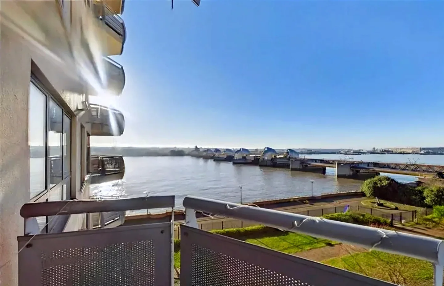 Flat Wards Wharf Approach in Greater London