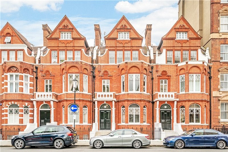 Flat Earl's Court Square in Greater London