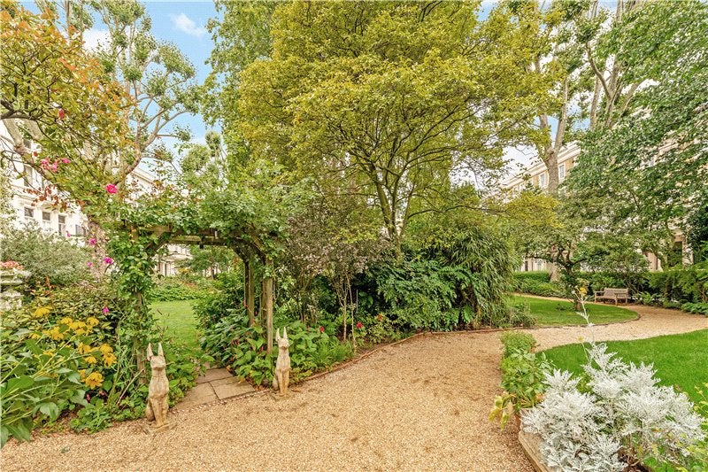 Flat Earl's Court Square in Greater London