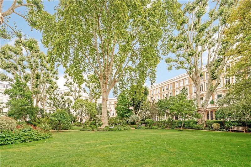 Flat Earl's Court Square in Greater London