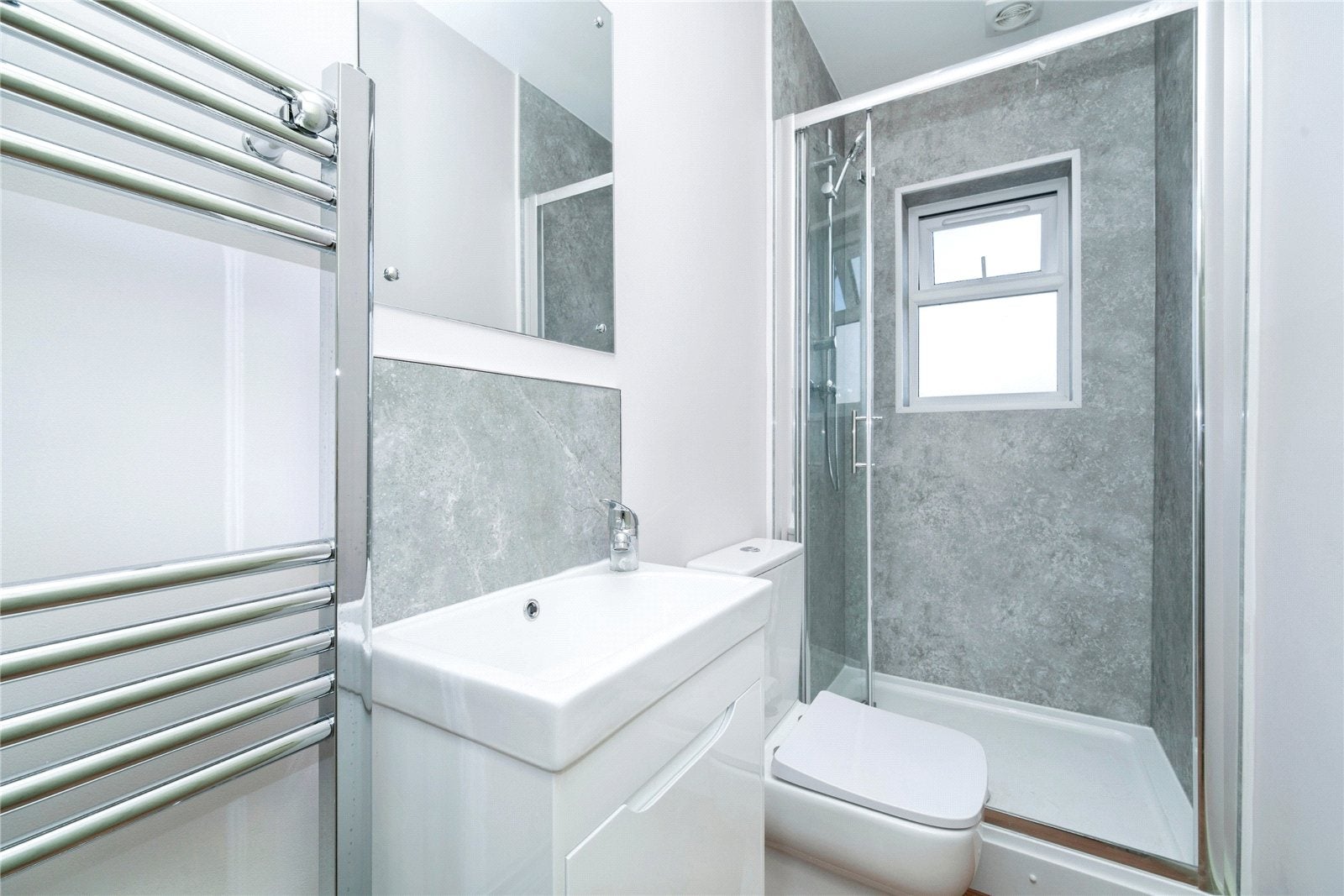 Room Nigel Close in Greater London