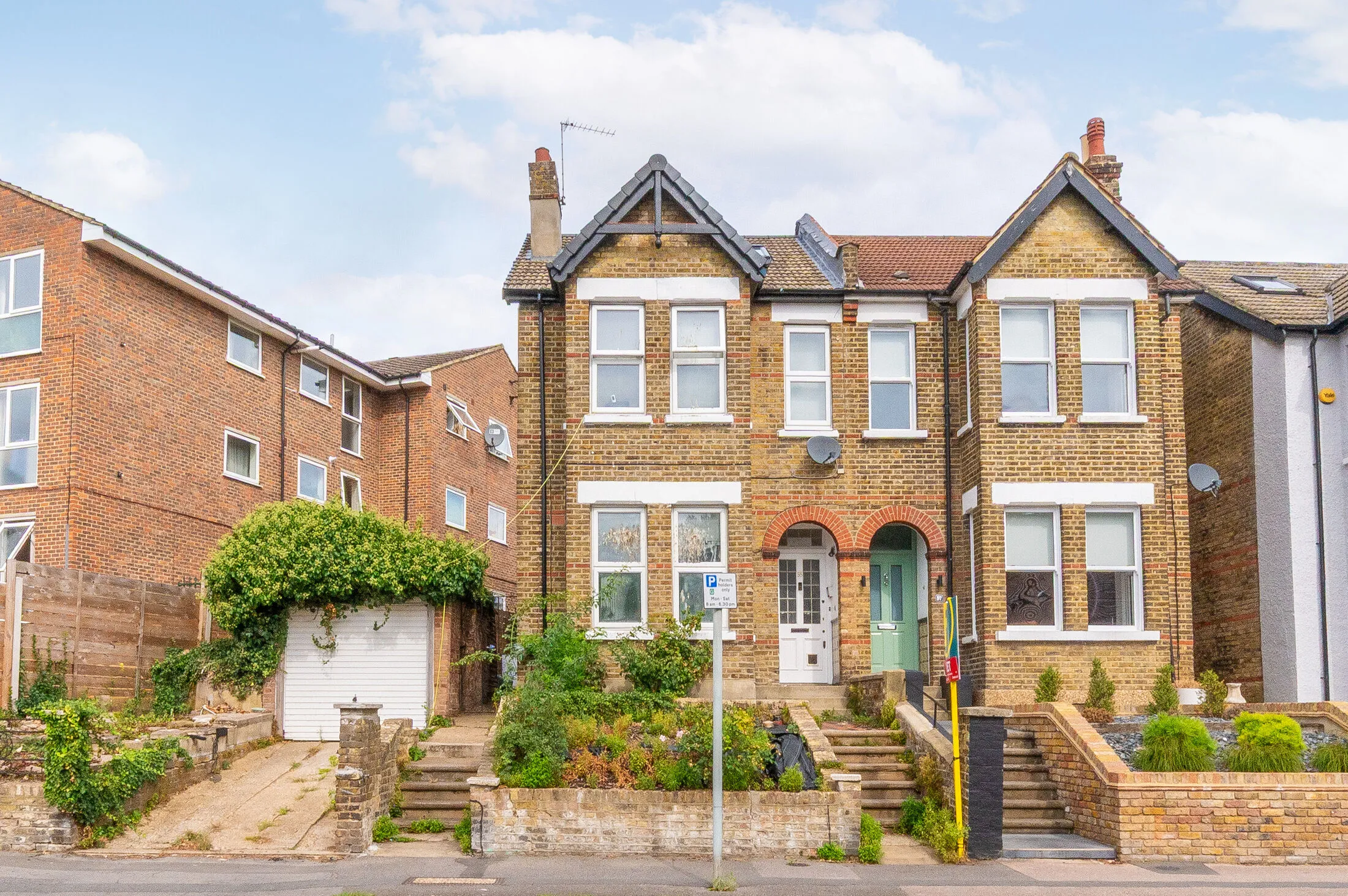 Flat Lower Road in Greater London