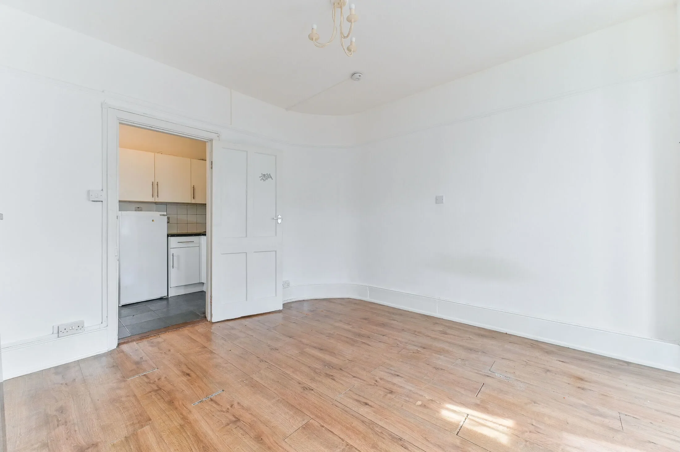 Flat Lower Road in Greater London