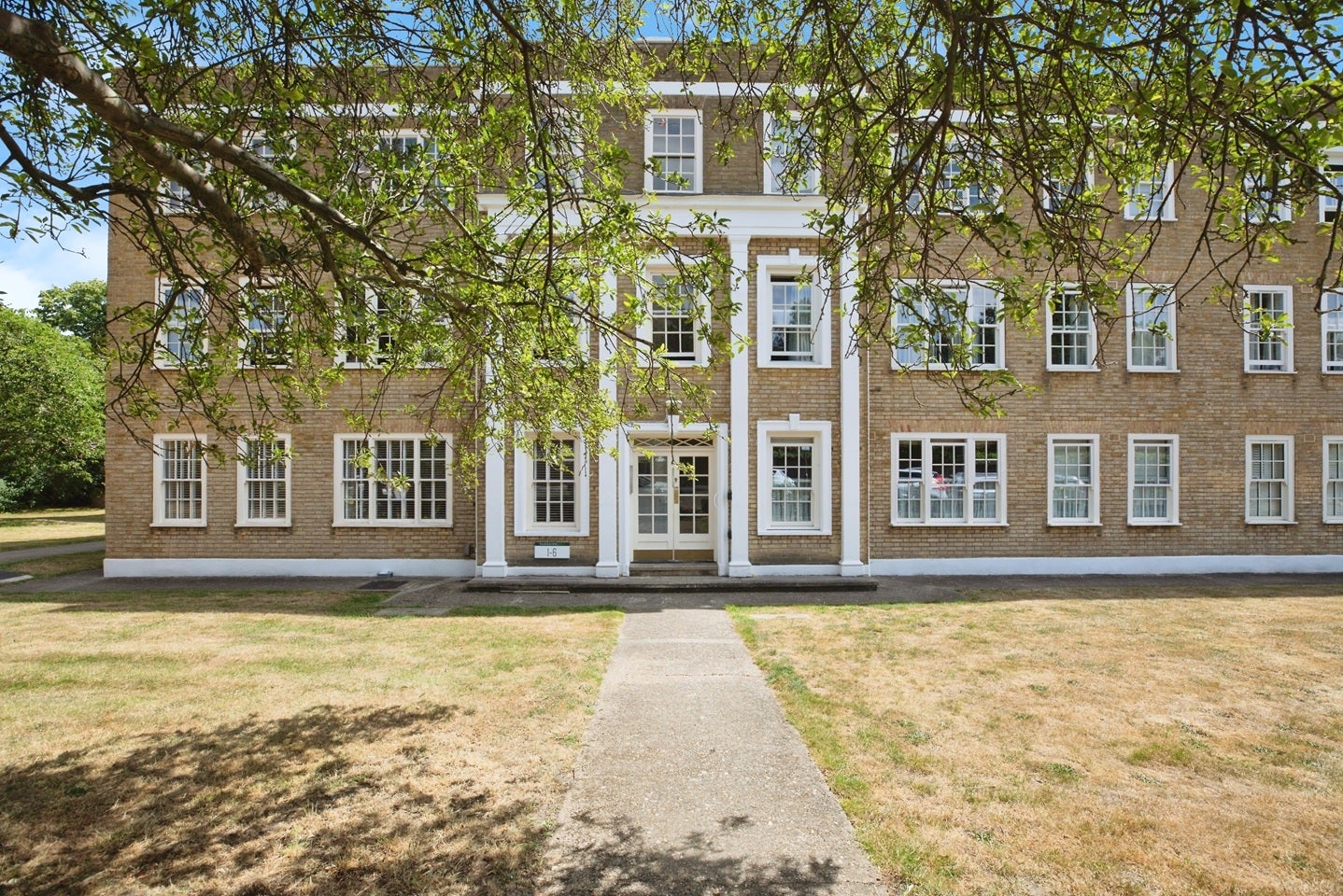 Flat Vanbrugh Fields in Greater London