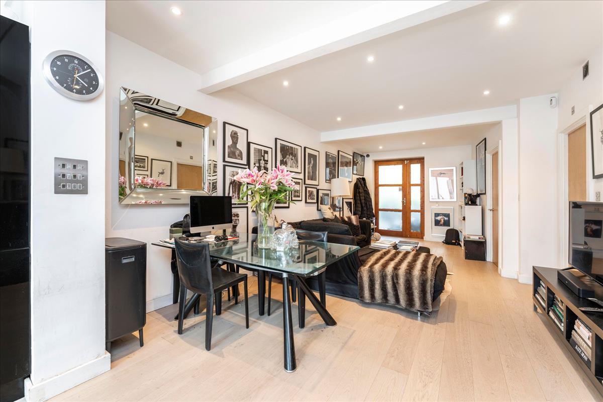 Flat Chamberlayne Road in Greater London