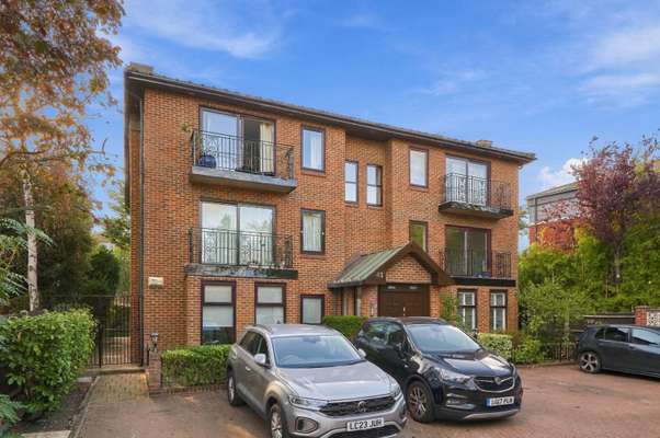 Flat Hanah Court in Greater London