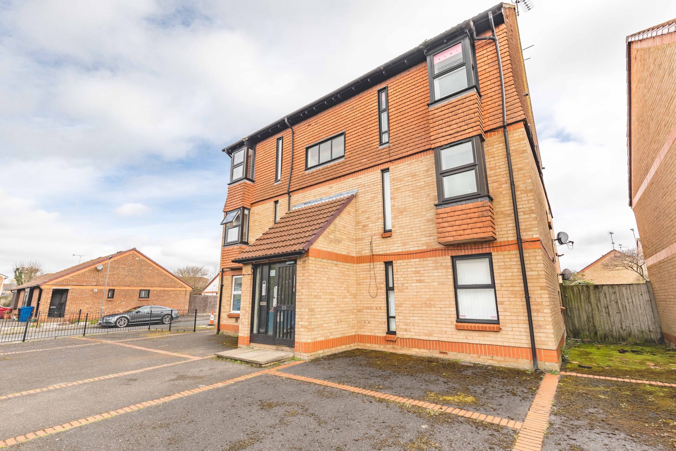 Flat Cobb Close in Datchet