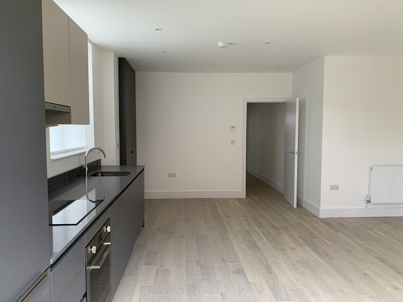 Flat Clarence Street in Borough of Runnymede