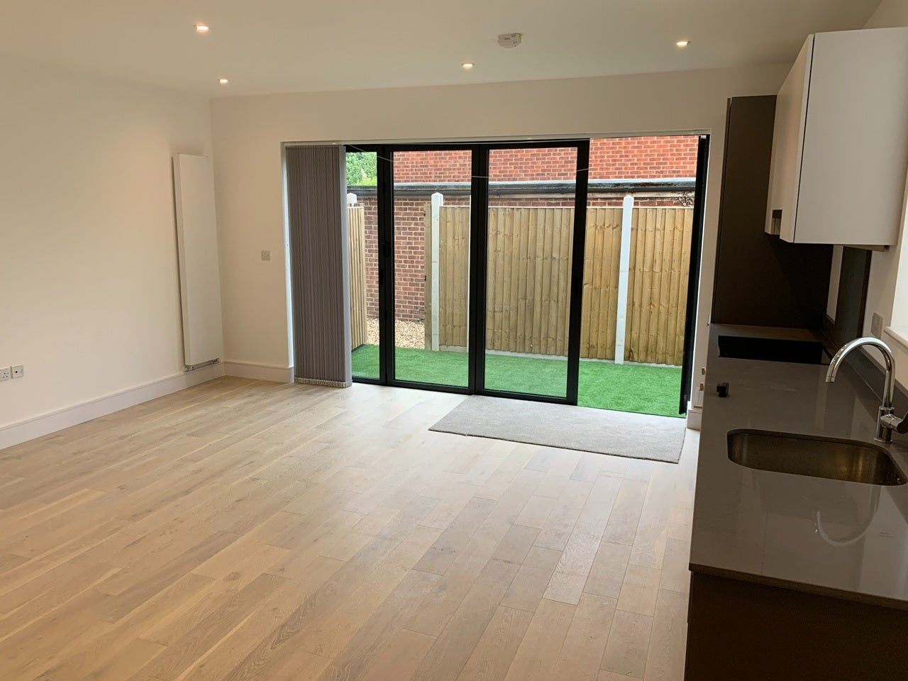 Flat Clarence Street in Borough of Runnymede