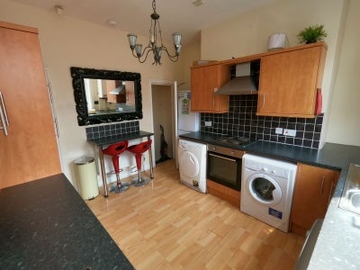 Room Burley Lodge Road in Leeds