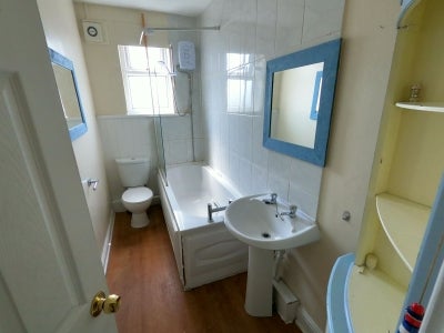 Room Burley Lodge Road in Leeds