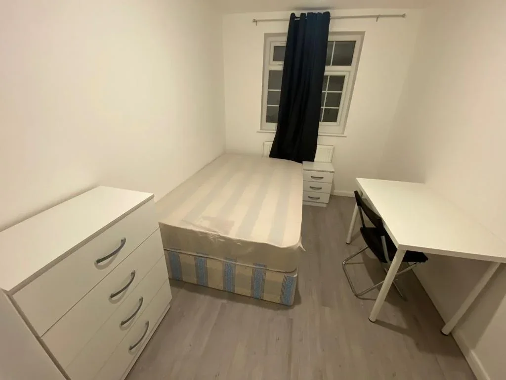 Room Connaught Close in Greater London