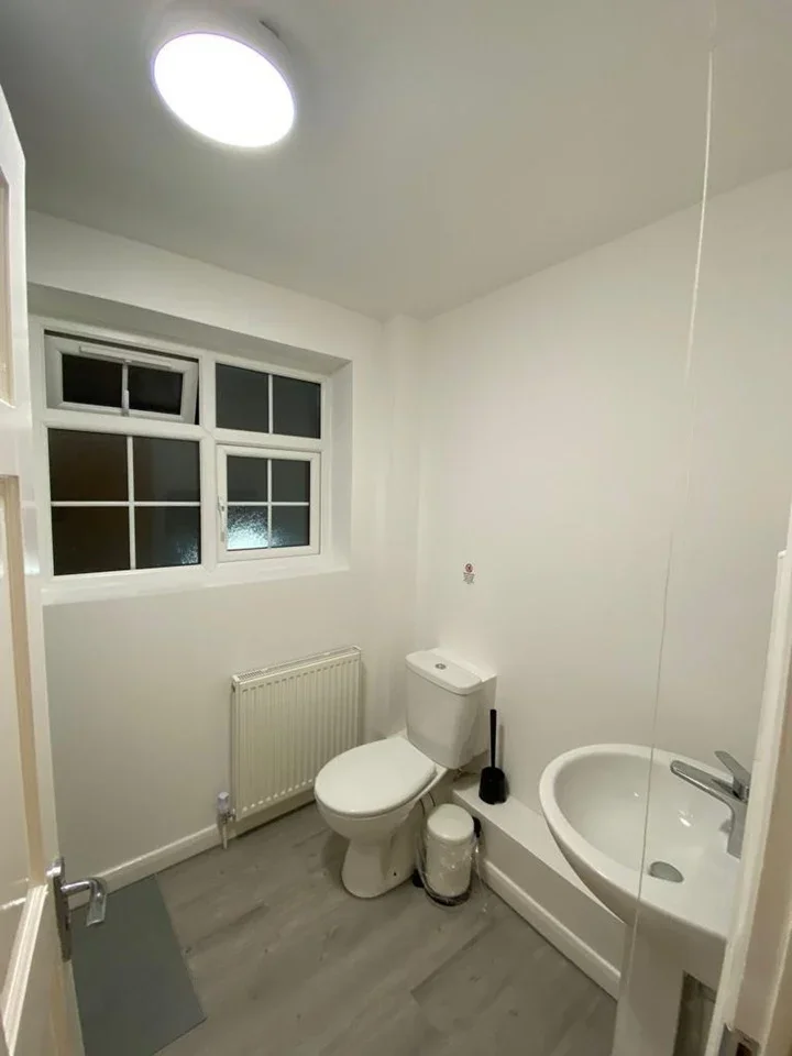 Room Connaught Close in Greater London