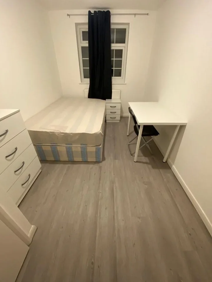 Room Connaught Close in Greater London