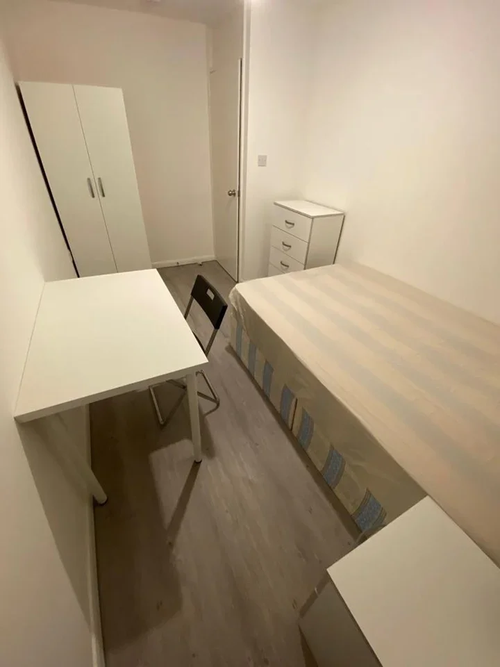 Room Connaught Close in Greater London