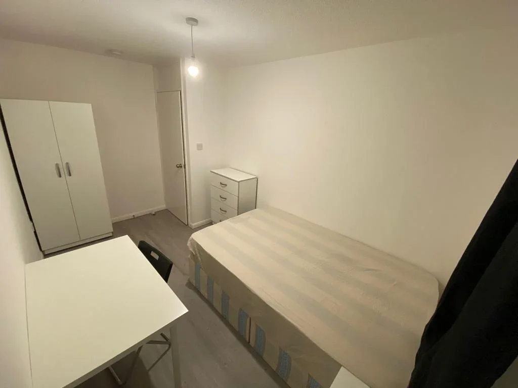 Room Connaught Close in Greater London