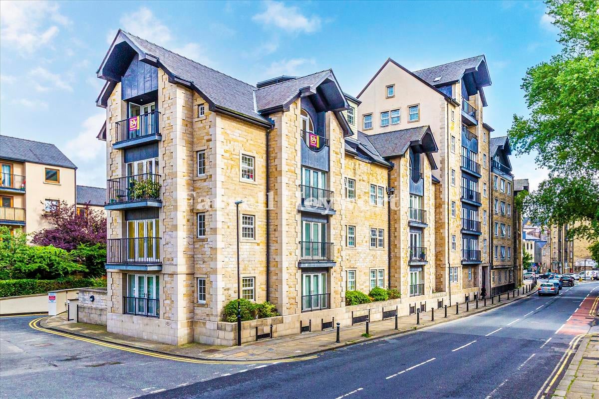 Flat Damside Street in Lancaster
