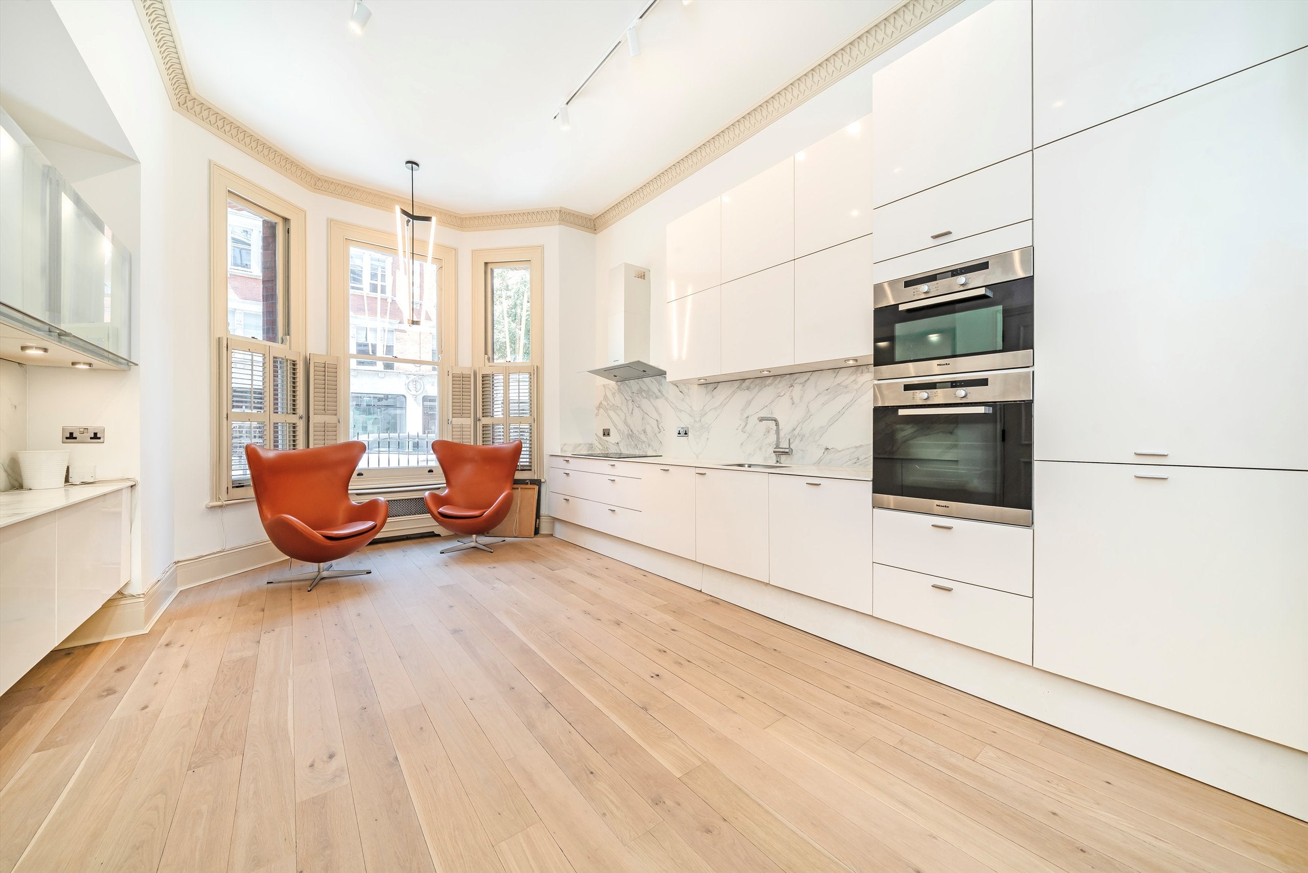 Flat Egerton Gardens in Greater London