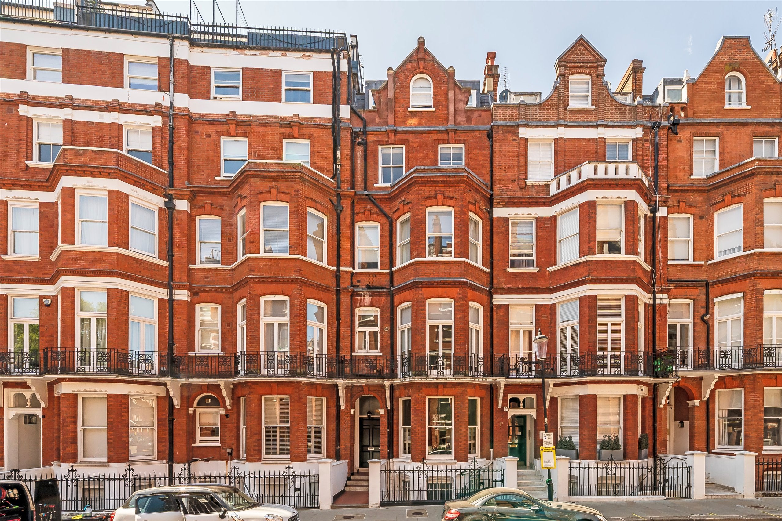 Flat Egerton Gardens in Greater London