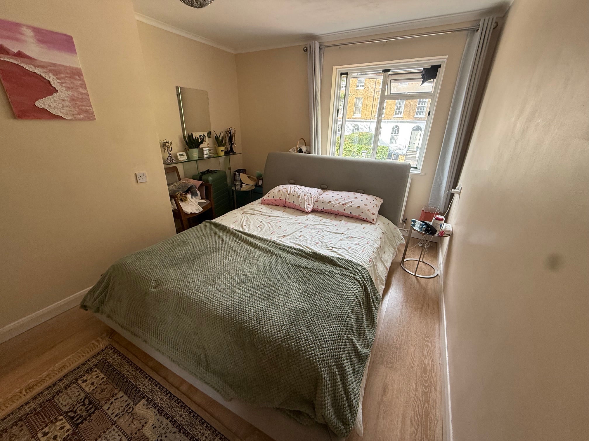 Flat Enfield Close in London