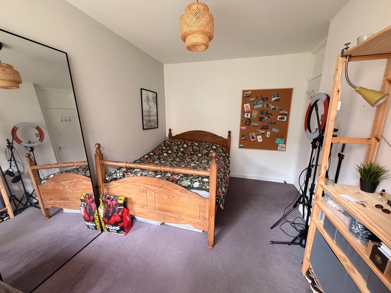 Room Fellows Court in Greater London