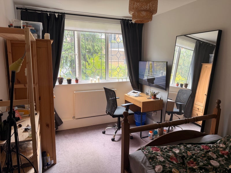 Room Fellows Court in Greater London