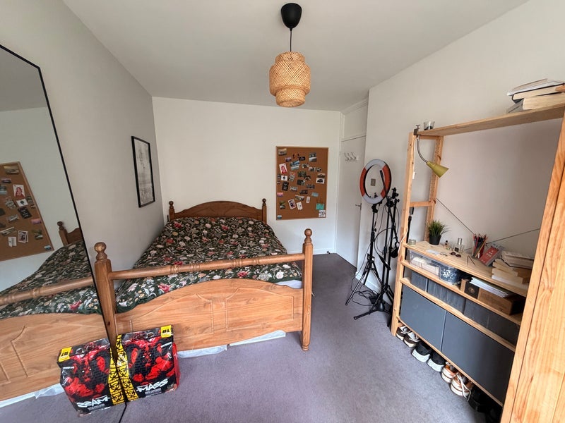 Room Fellows Court in Greater London