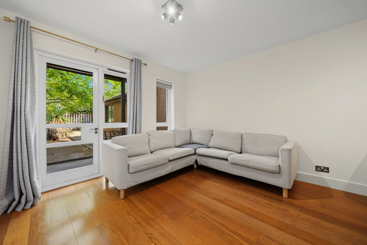 Flat Hillyard Street in Greater London
