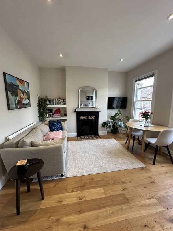 Room Tremadoc Road in Greater London