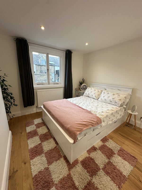 Room Tremadoc Road in Greater London
