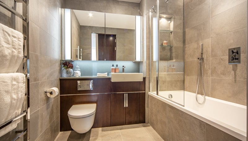 Flat Ponton Road in Greater London