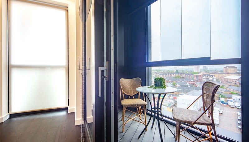 Flat Ponton Road in Greater London