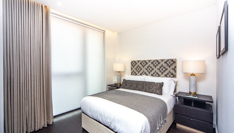 Flat Ponton Road in Greater London