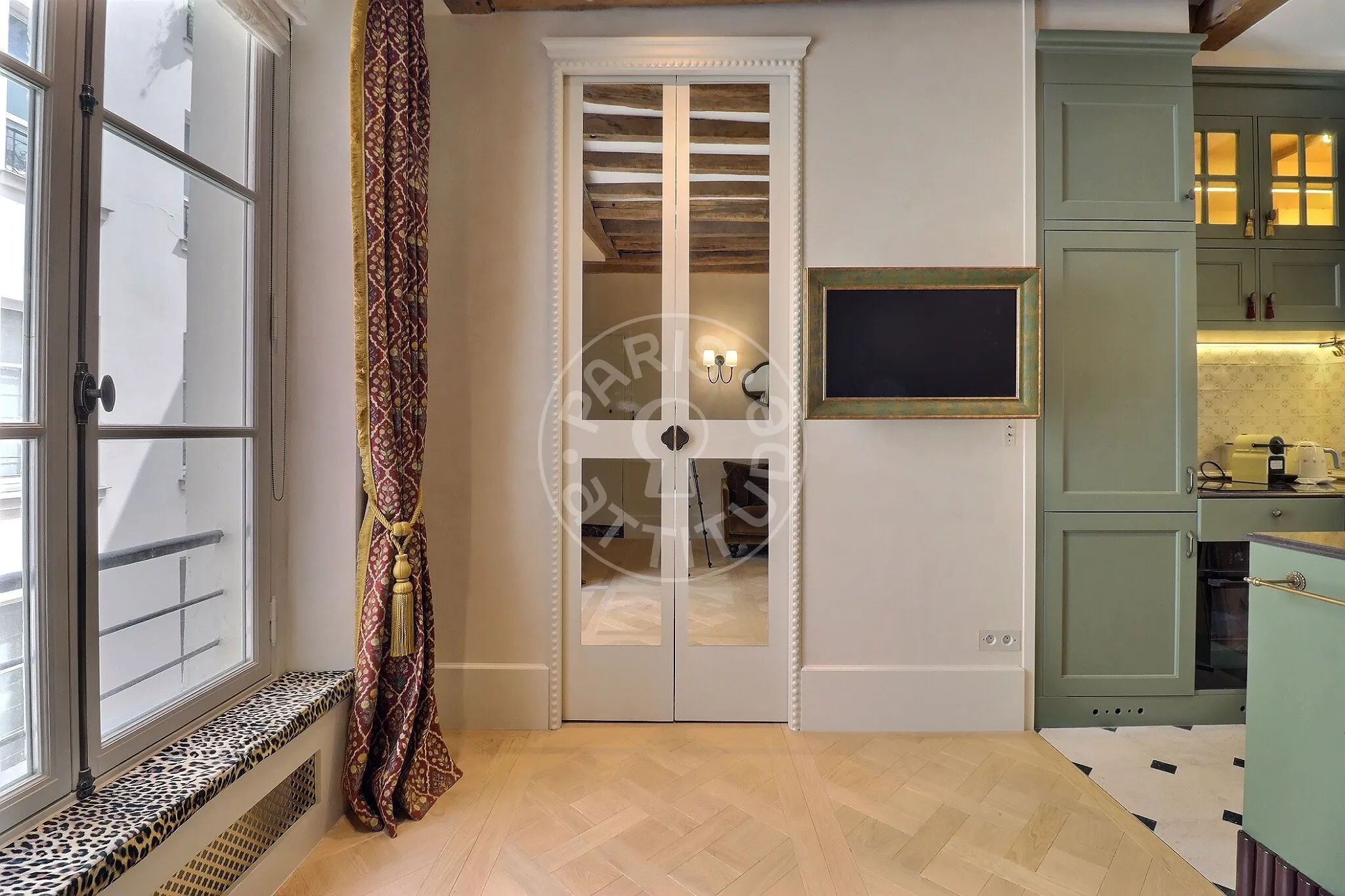 Flat Rue de Bourgogne in Paris