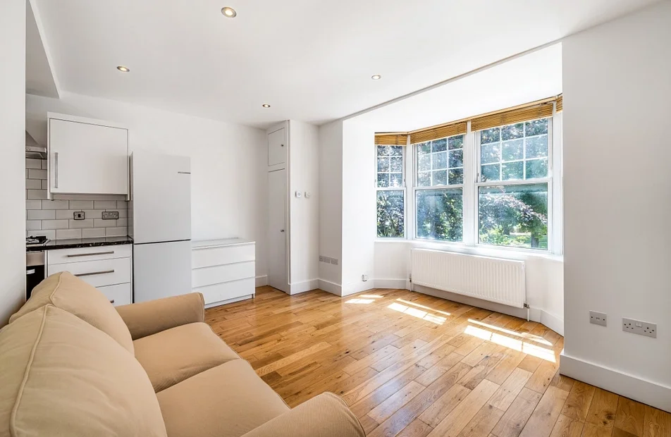 Flat Norbury Crescent in Greater London