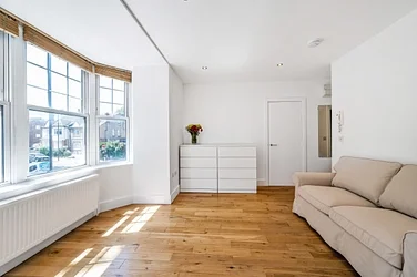 Flat Norbury Crescent in Greater London