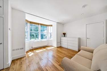 Flat Norbury Crescent in Greater London