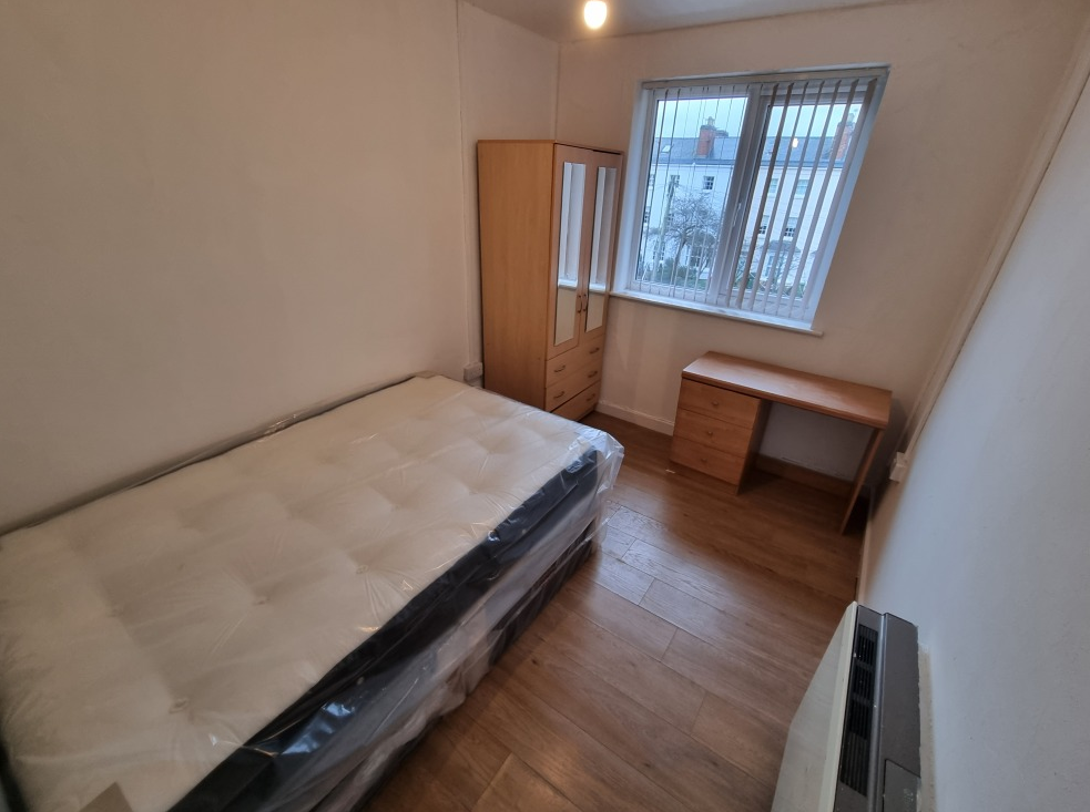 Flat Rugby Road in Royal Leamington Spa