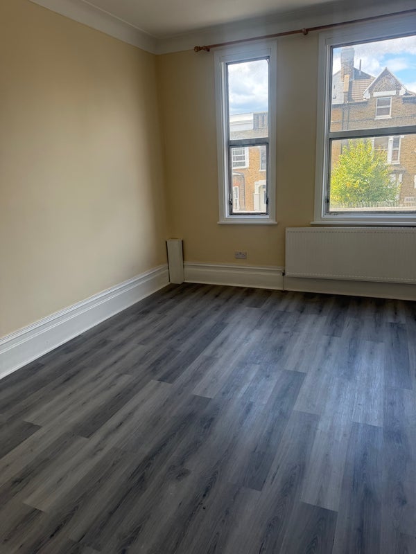 Flat Brockley Road in Greater London