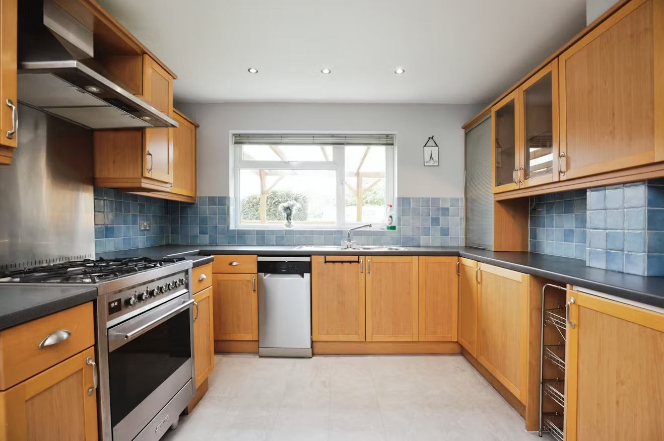 House Dennett Close in Warwick