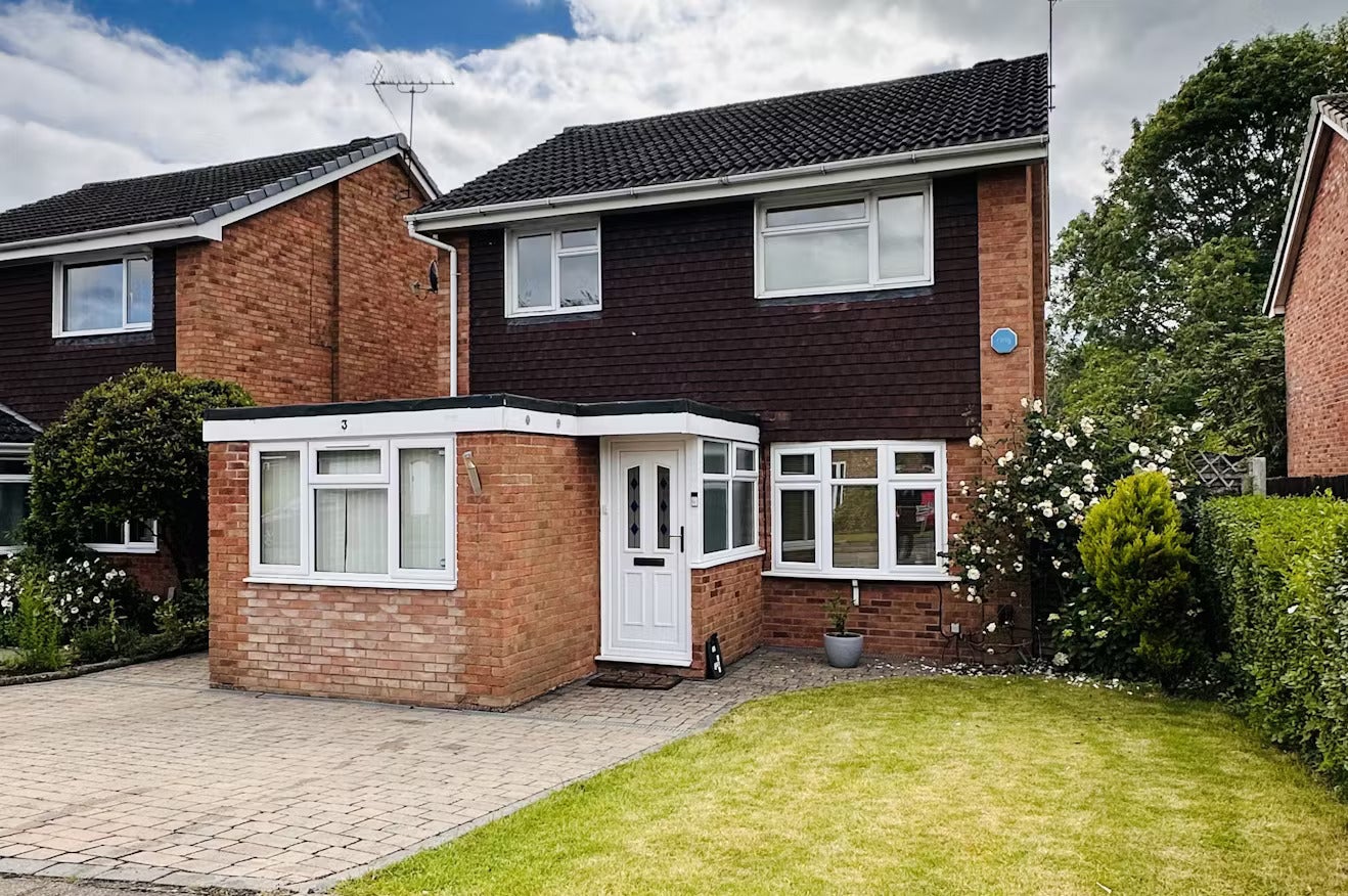 House Dennett Close in Warwick